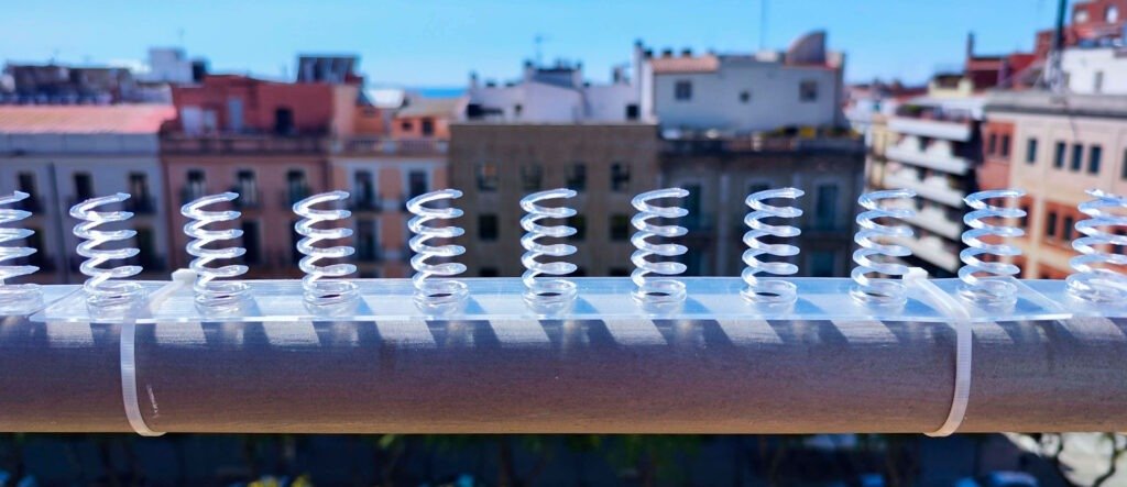 sistema de muelles antipalomas SMAPI transparente en barandilla terraza con bridas